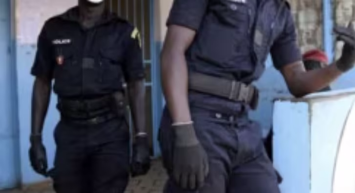 Flagrant délit à Mbour : Un marchand ambulant écroué après un violent coup de tête au Commandant Diouf