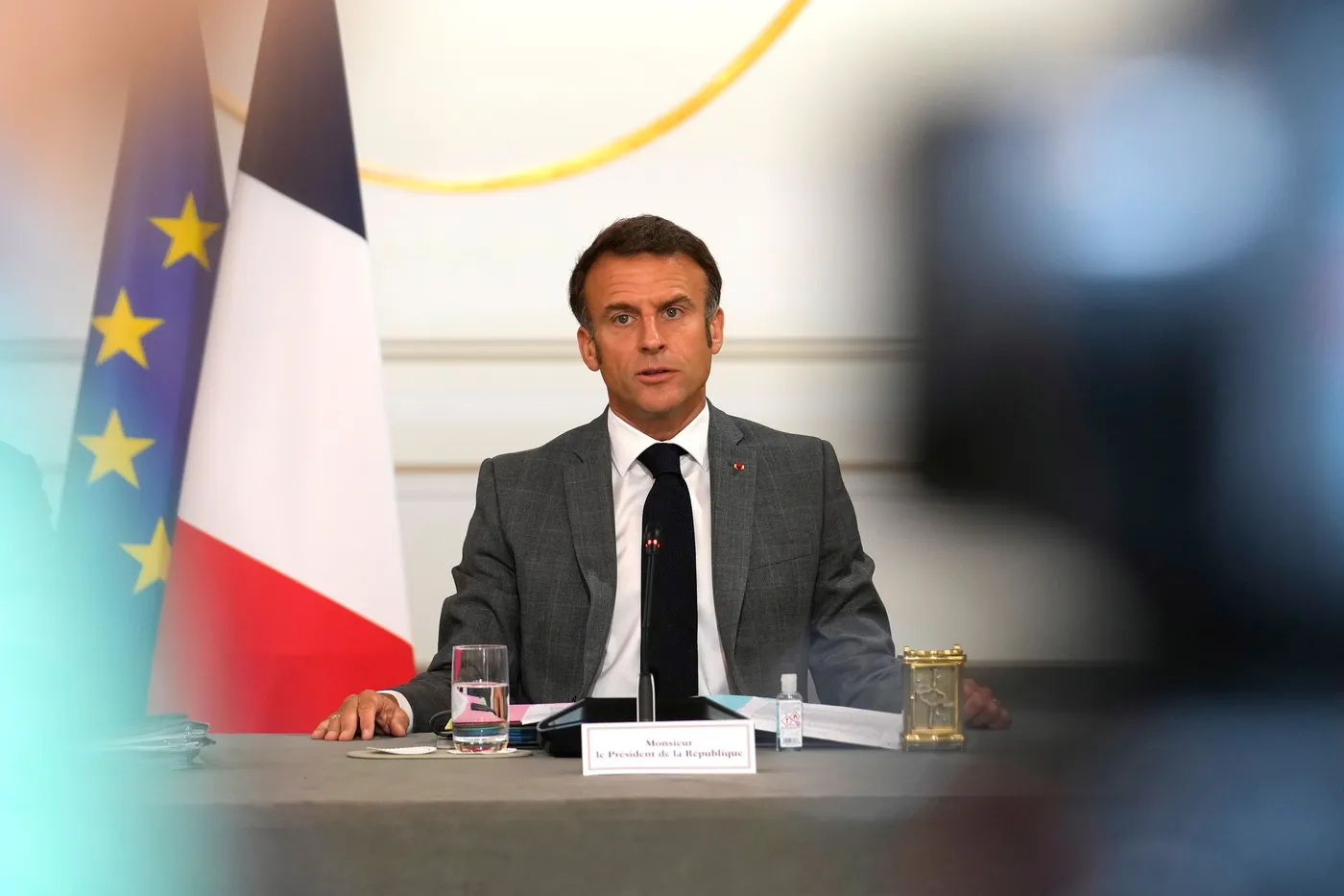 À l’Élysée, Emmanuel Macron réunit les chefs de partis pour examiner les répercussions nationales des crises internationales