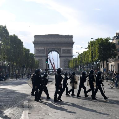 Des policiers déployés sur la place de la République à Paris