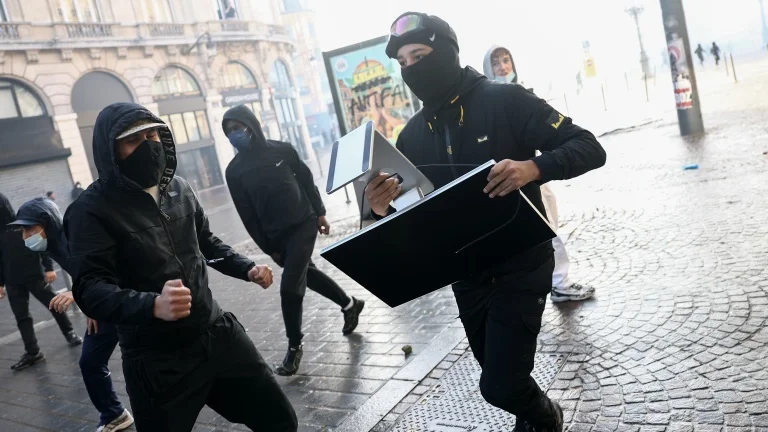 Les premières peines tombent pour des manifestants arrêtés pour des faits de violence ce week-end à Paris