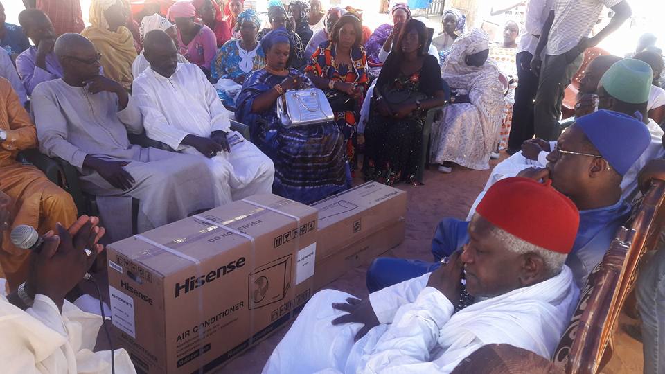 Le responsable "Apériste" Abdou Karim Sall offre un climatiseur à l'imam de la grande mosquée de MBAO