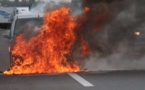 Une voiture prend feu sur la corniche