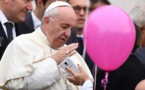Pas de téléphones pendant la messe, demande le pape