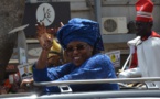 Bizarrement, à chaque prestation de serment du Pr Sall, la Première Dame "s'embellit" d'henné?