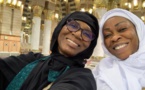 Cette belle image entre Aby Ndour et sa soeur Ngoné à la Mecque !