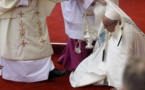 Le pape rate une marche et tombe à Czestochowa