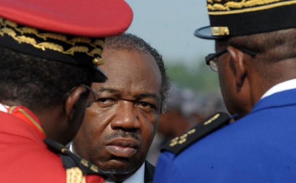 Arrêt sur image!  Des habitants enlèvent des panneaux Ali Bongo à Oyem