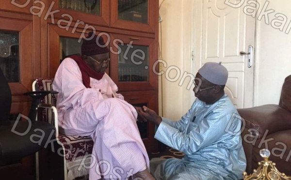 Le Dg de l'Artp Abdou Karim Sall recueillant des prières auprès du marabout Serigne Abdoul Aziz Sy Al Amine.