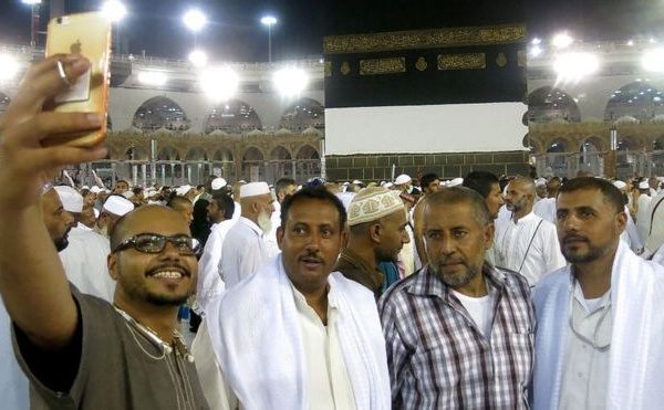Entre tradition et modernité, la Mecque n’échappe pas à la mode du selfie