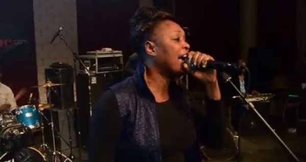 Titi chante Happy Birthday à Youssou Ndour au Dock Haussman de Paris. Regardez...