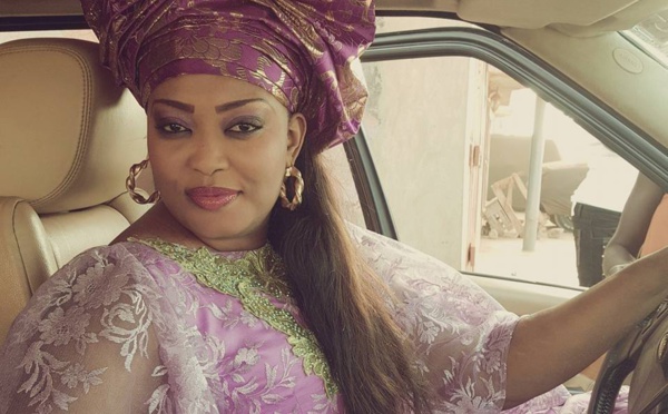 Arret sur image : Sadya Seck épouse de Sanekh au volant