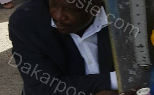 ​Incroyable, mais vrai !L’ancien ministre Bacar Dia se fait réparer …l’usure de sa chaussure