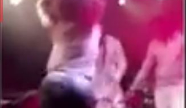 Cette femme met le feu au concert de carlou D avec un leumbeul très…! Regardez !