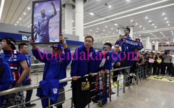 Arrêt sur image: Demba Bâ accueilli en Chine en grande pompe
