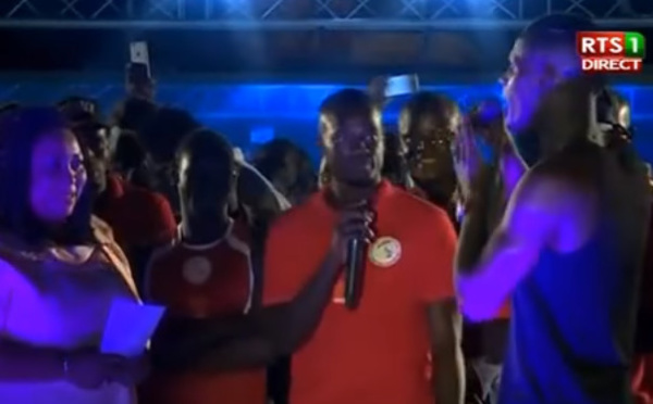 Vidéo : Kara Mbodji chante Mame Bamba à la Place de l’Obélisque