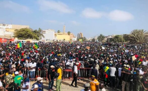 L'hymne national a retenti avant le méga meeting de Yewi Askanwi (VIDÉO)