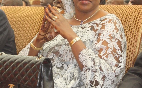 La Première Dame distribue des enveloppes après la prière du vendredi  : Un geste de Marième Faye Sall diversement apprécié