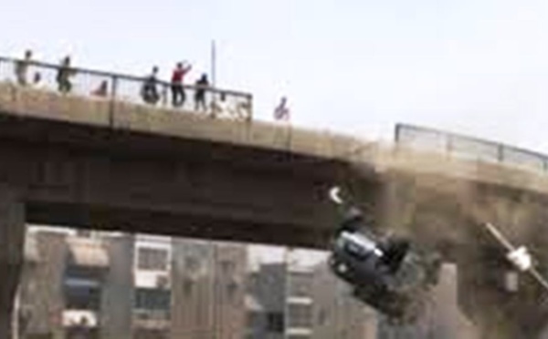 La démolition spectaculaire du "pont Senegal 92" Regardez