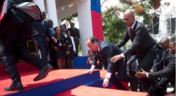 Humilié par les élèves et étudiants haïtiens, Hollande tremble et tombe sur le tapis rouge