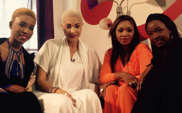 L'animatrice Adja Diallo posant avec les stars de "Safari"