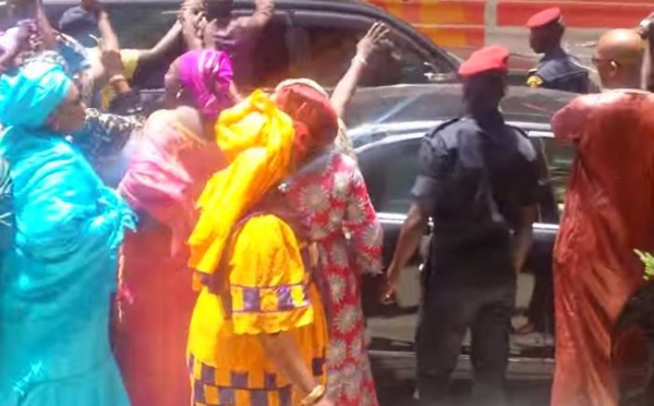 Scandale: Pape Dieng "ancien DG de la SENELEC" hué par ses agents
