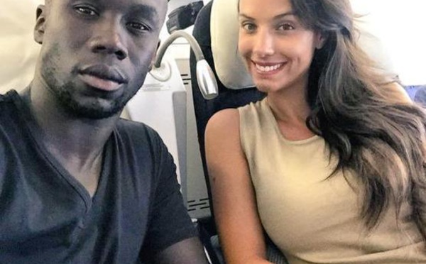 Qui est cette femme à côté de Bacary Sagna ?
