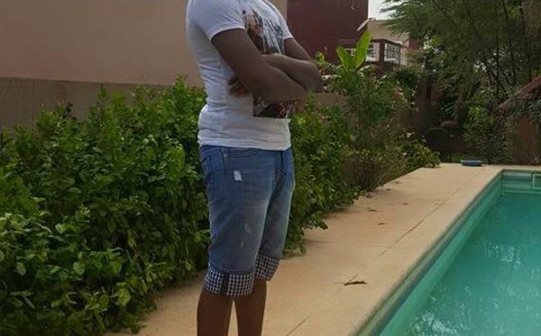 Mohamed Diallo responsable "Apériste" en mode relax dans sa maison de Saly