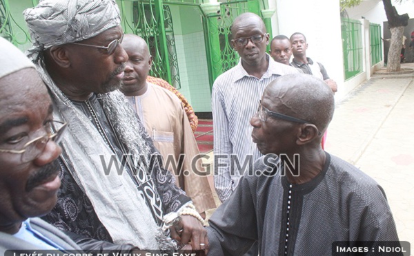 Doudou Ndiaye Rose en compagnie de Abdoulaye Makhtar Diop aux obsèques de Vieux Sing Faye hier mardi 18 août à la mosquée de Santhiaba (Médina)