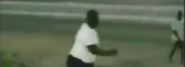 Vidéo: Le Président Macky Sall joue au foot sur la plage de Popenguine