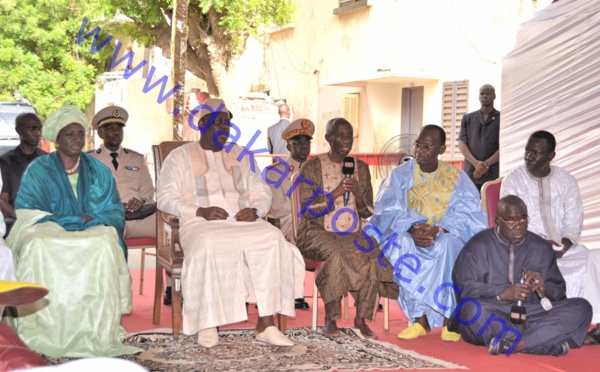 Video: Macky Sall était chez la famille de Doudou Ndiaye Rose et de Vieux Sing Faye Regardez