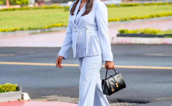 En route pour Paris, Absa Faye, la « deuxième première dame » fait sensation