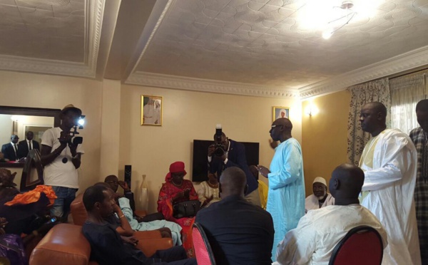 Cheikh Amar et son fidèle parent et collaborateur Kader Ndiaye au baptême du fils d'Aliou Sall