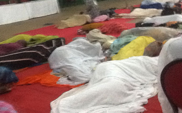 Comment les pèlerins passent la nuit au hangar de l’aéroport Léopold Sédar Senghor de Dakar