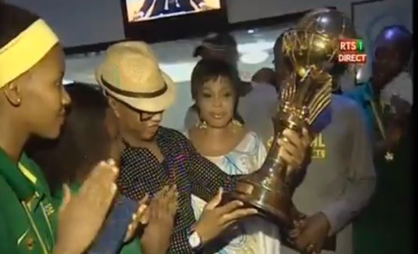 El-Hadji Diouf accueille les lionnes de basket à l’Aéroport Léopaul Sédar Senghor.Regardez