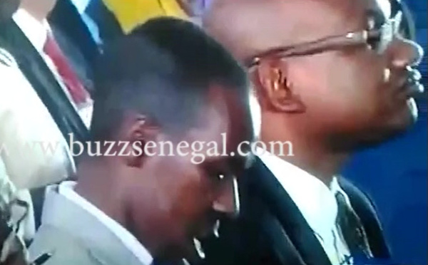 Cheikh Amar s'endort pendant le discours de Mansour Kama