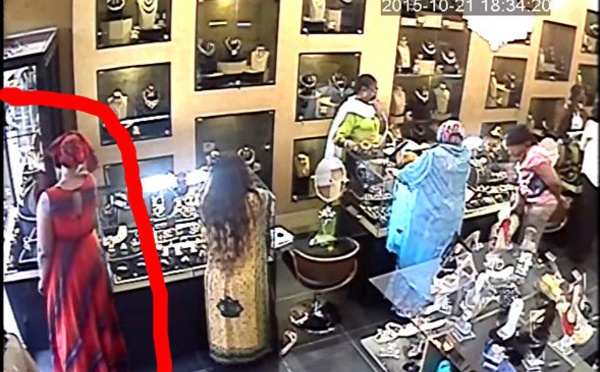 (Vidéo) elle vole un bracelet et le cache dans son slip…