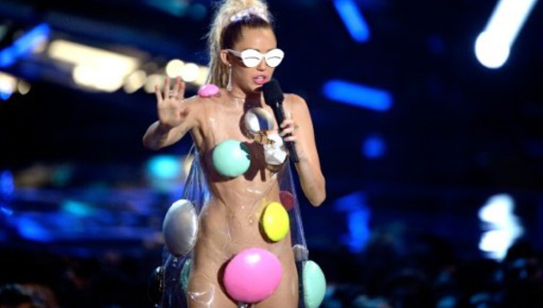 Miley Cyrus promet un concert en nu intégral, public compris