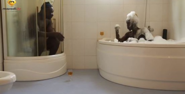 Vidéo: les deux « oustaz » à moitié nus dans la salle de bain…
