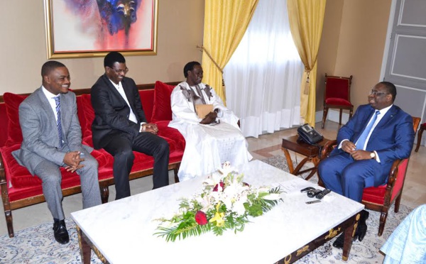 Le Président de la République, Son Excellence Monsieur Macky Sall, a reçu en audience, ce jeudi 05 novembre 2015, l’artiste Baba Maal.
