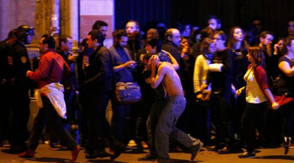 Attaques à Paris: "Comme en temps de guerre" raconte une Niçoise présente à côté du Bataclan