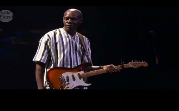 "Jimmy" Mbaye, ex soliste du Super Etoile veut-il rejoindre Waly Seck?  Comme pour lui rappeler son "ami" Youssou Ndour, le fils de Ballago reprend en "live" le fameux... "Birima"