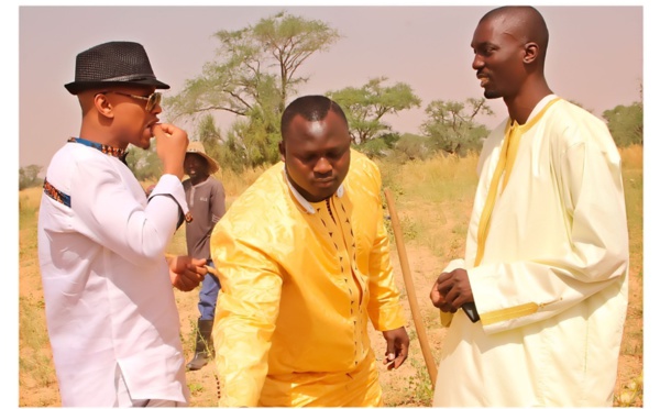 EXCLUSIF DAKARPOSTE!   L'international de foot, Elhaj Diouf et le lutteur Modou Lo filmés dans les champs du marabout Serigne Ahma Mbacké