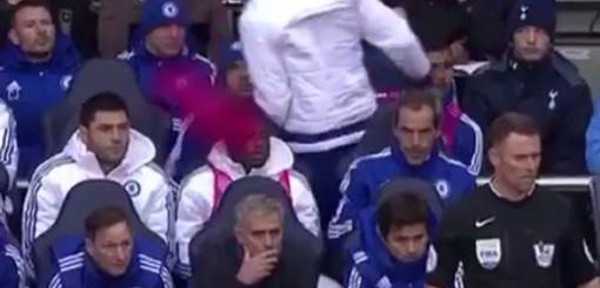 Frustré, Diego Costa jette sa chasuble sur Mourinho