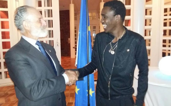 Quelques heures avant son concert sur la place de l'Obélisque, Waly Seck reçu par l'ambassadeur de l'Union Européenne pour...