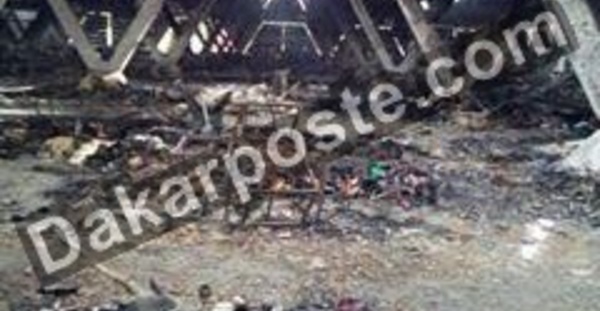 Incendie : Le Pavillon vert réduit en cendres, la foire de Dakar évacuée (images)