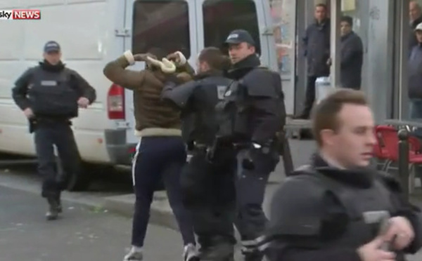 Paris: Attaque du commissariat: Un témoin clé qui voulait tout balancer à “Sky News” violemment arrêté par la police