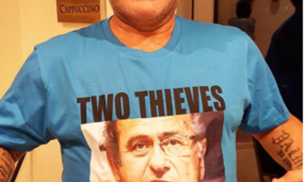 Maradona arbore un tee-shirt traitant Platini et Blatter de "voleurs"