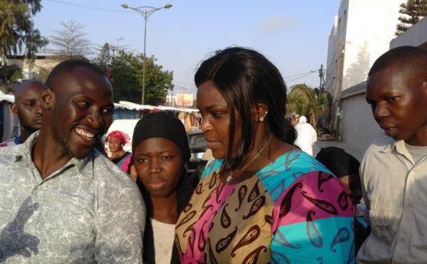 Avec une légère garde rapprochée, la Première Dame Marième Faye Sall investit le marché du "feug diaay"