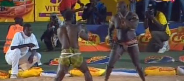 Lutte: Baboye Bat Baye Madione