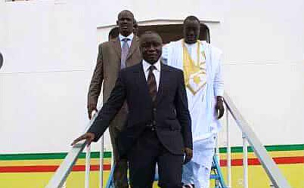 Arrêt  sur image! Reconnaissez-vous le Monsieur en blanc derrière Idrissa Seck ?